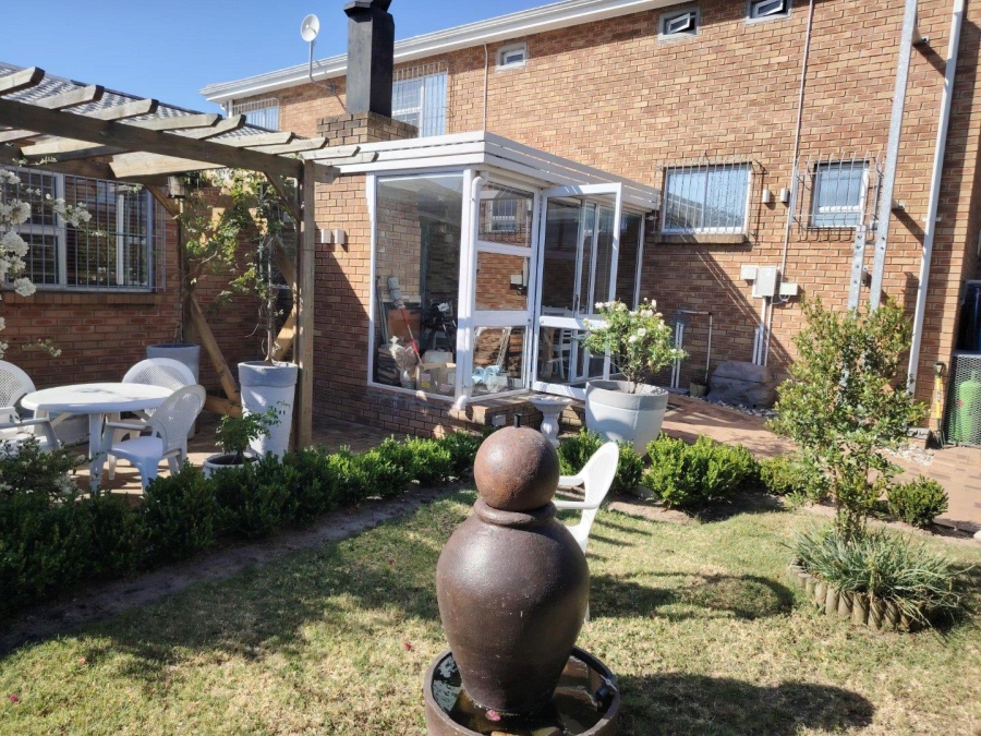 To Let 2 Bedroom Property for Rent in Protea Heights Western Cape